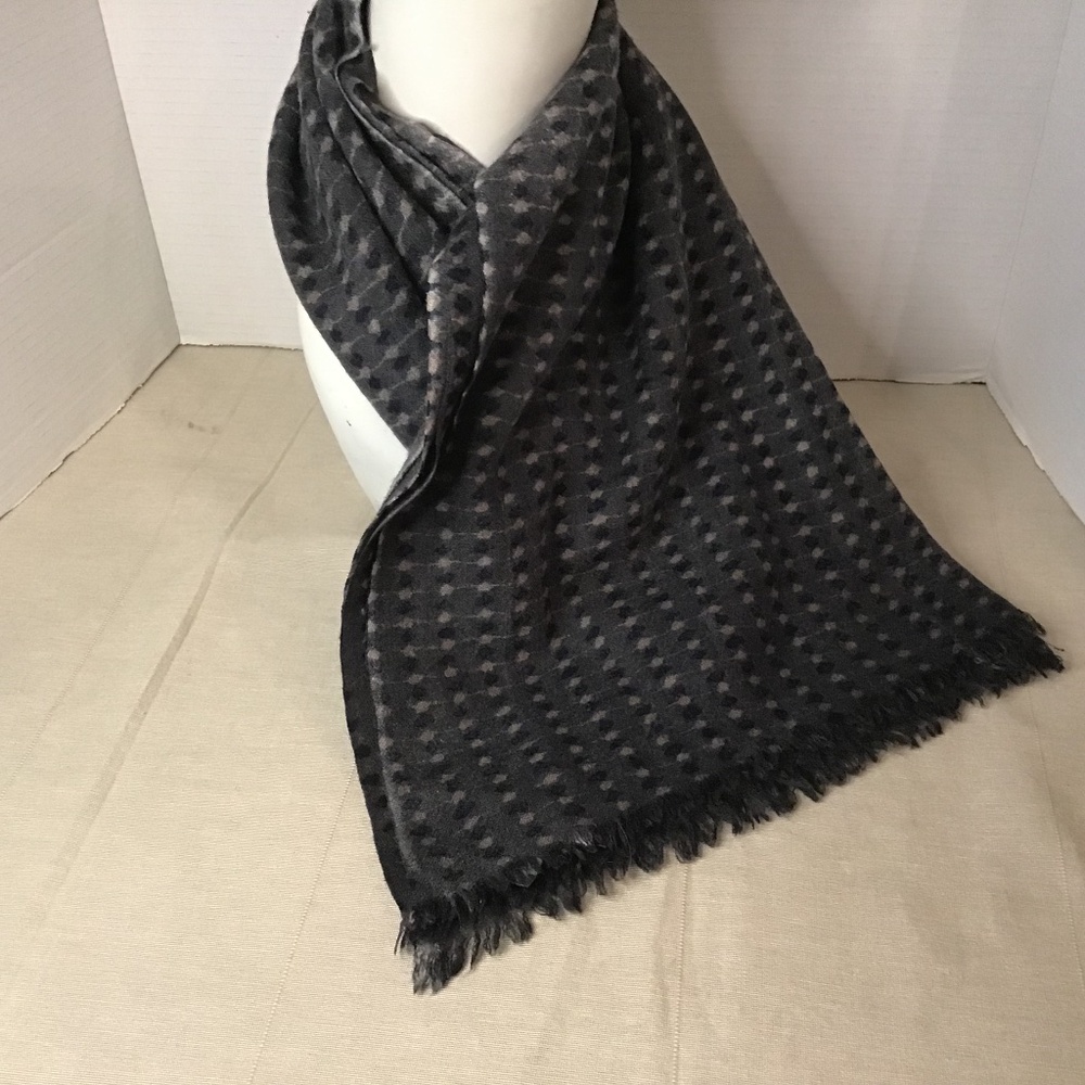 Mario Caldi made in Italy 100% Wool Unisex Scarf. 23"x76". Excelente condition .
